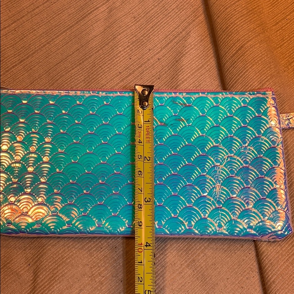 Iridescent wristlet/pouch EUC - Picture 13 of 13